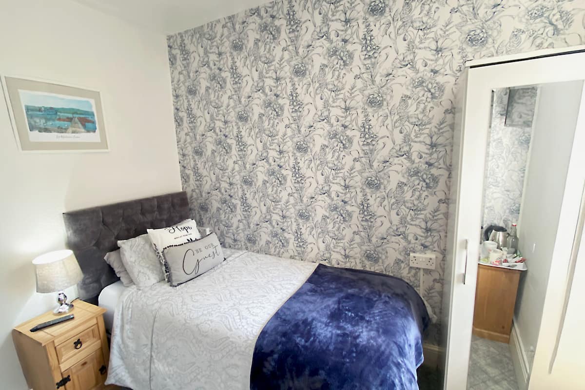 Chambre Simple, 1 lit une place, salle de bains attenante | Literie de qualité supérieure, fer et planche à repasser, Wi-Fi gratuit