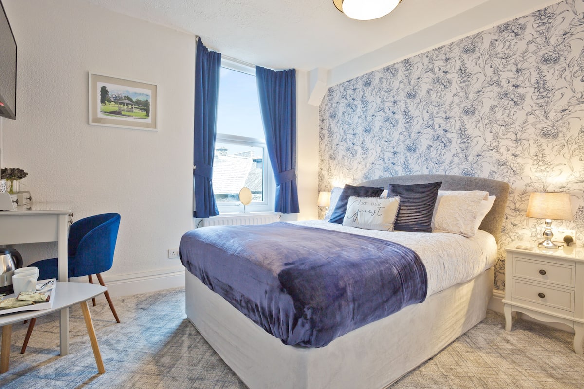 Chambre Double, 1 lit double, salle de bains attenante | Literie de qualité supérieure, fer et planche à repasser, Wi-Fi gratuit