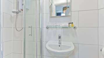 Suite, Ensuite, Garden View | Bathroom | Shower, free toiletries, hair dryer, towels