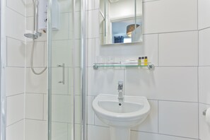 Suite, Ensuite, Garden View | Bathroom | Shower, free toiletries, hair dryer, towels - Broadlands Guest House (Windermere)