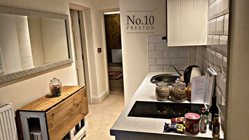 Appartement, 2 slaapkamers (The Hunt) | Privékeuken | Een minikoelkast, een microgolfoven, een kookplaat, een waterkoker