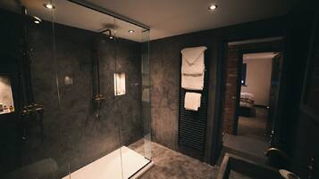 Kamer, keuken (1760, bathroom with showers only) | Badkamer | Een douche, gratis toiletartikelen, handdoeken