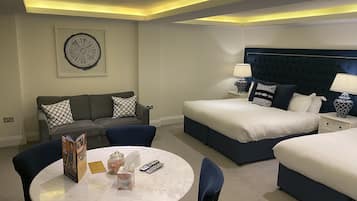 Room, Kitchen (Kensington, 2 bathrooms with shower) | Hypo-allergenic bedding, individually decorated, individually furnished