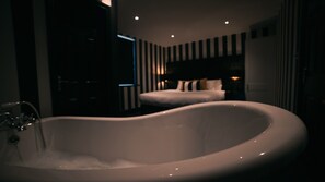 Chambre double, 1 chambre (Casablanca, separate shower & toilet) | Baignoire profonde
