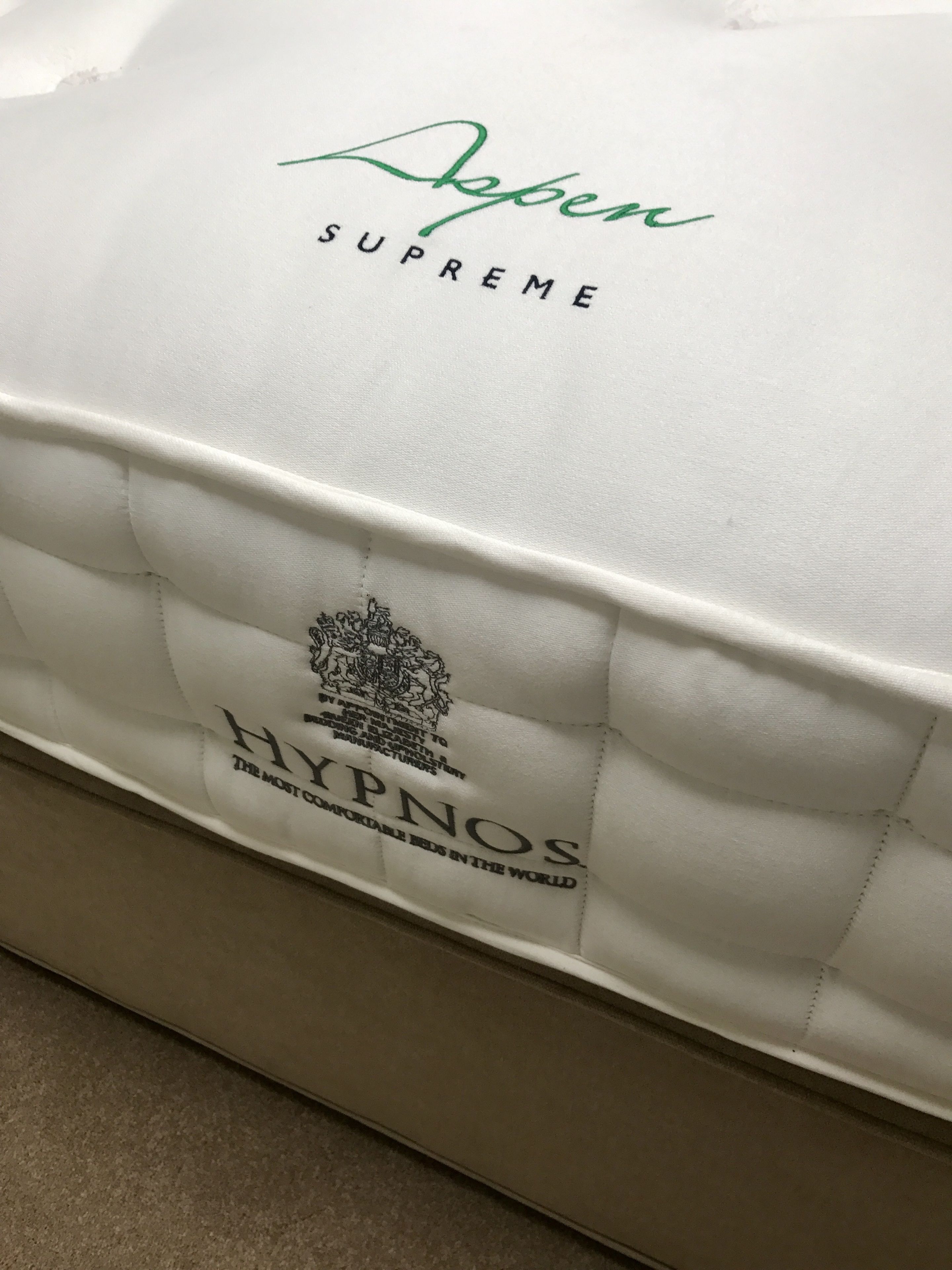Cabecera tapizada en blanco con el texto "Supreme" y "Hypnos", indicando un nombre de marca.