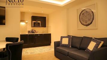 Rum - kök (Kensington, 2 bathrooms with shower) | Vardagsrum | Plasma-tv