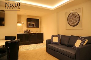 룸, 주방 (Kensington, 2 bathrooms with shower) | 거실 공간 | 플라스마 TV