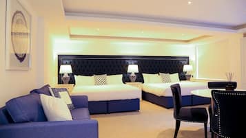 Room, Kitchen (Kensington, 2 bathrooms with shower) | Hypo-allergenic bedding, individually decorated, individually furnished