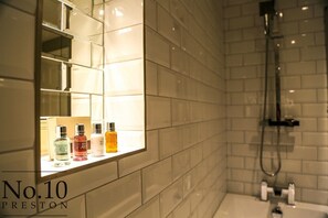 Huone, 2 makuuhuonetta, keittiö (Reflection, bathroom shower and bath) | Kylpyhuoneen suihku