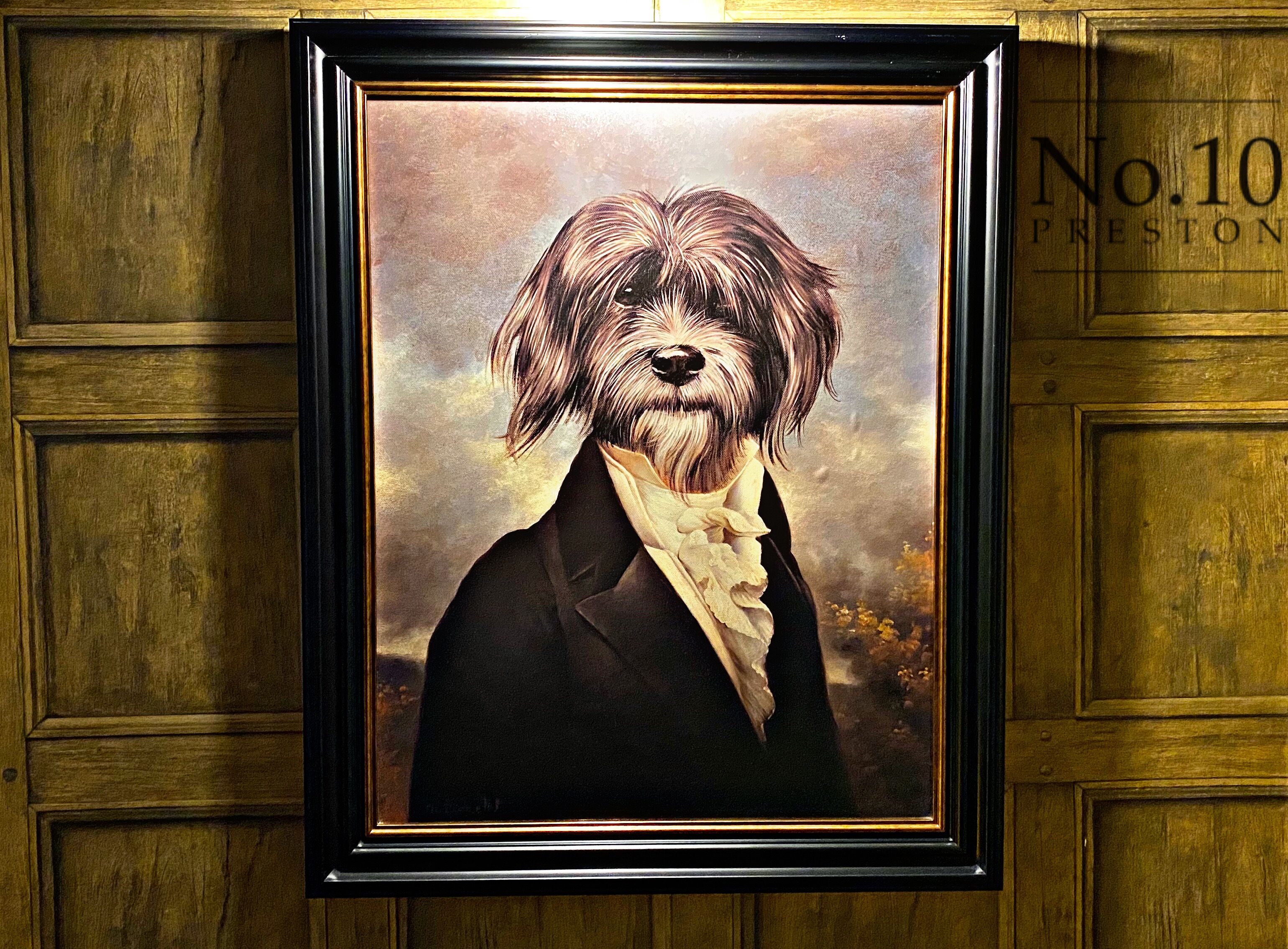 Ritratto incorniciato di un cane con abiti eleganti, su sfondo di pannelli di legno e con la scritta 'No.10 Preston'.