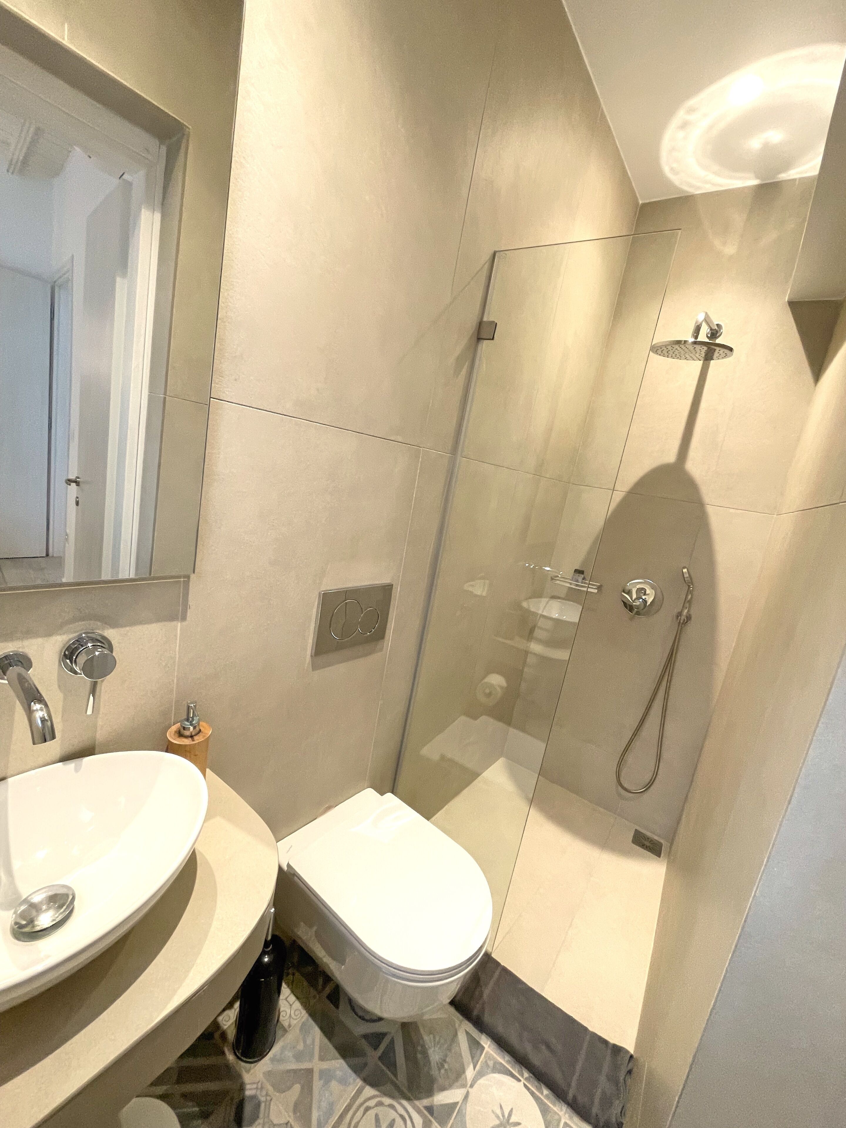 Ein modernes Badezimmer mit einer Duschkabine, einem Waschbecken und einer Toilette.
