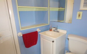 Apartment, 3 Bedrooms | Bathroom | Combined shower/tub
