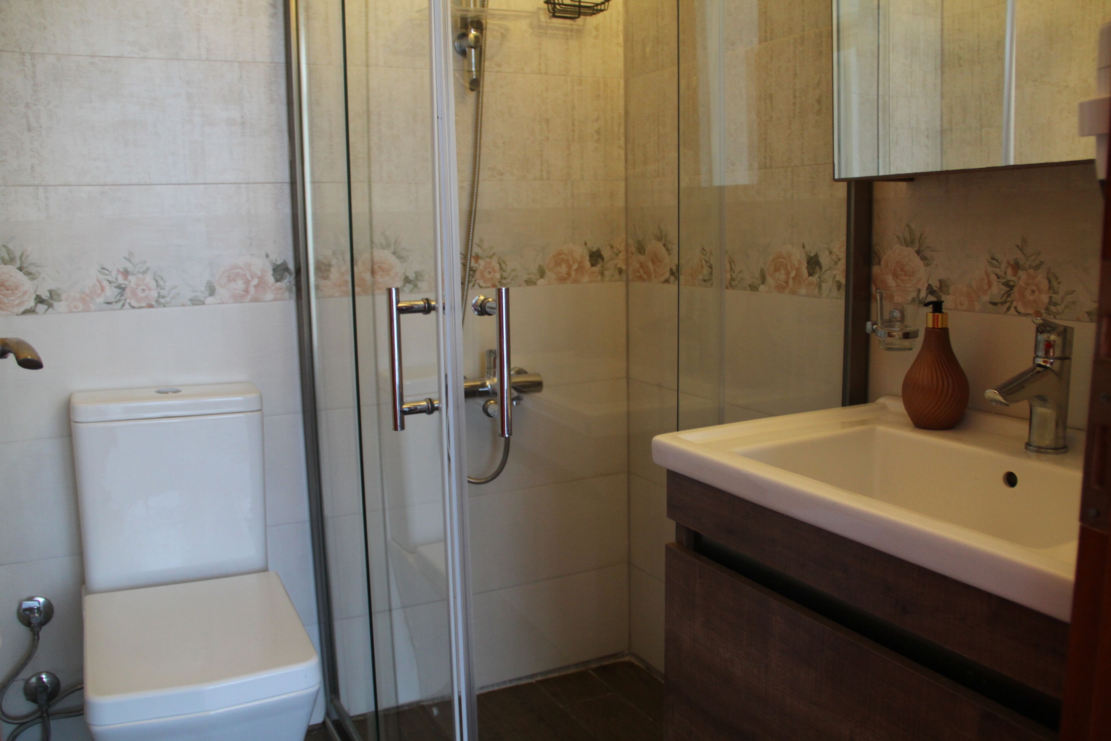 quadruple room, 2 bedrooms | bathroom | shower, free toiletries, hair dryer, slippers