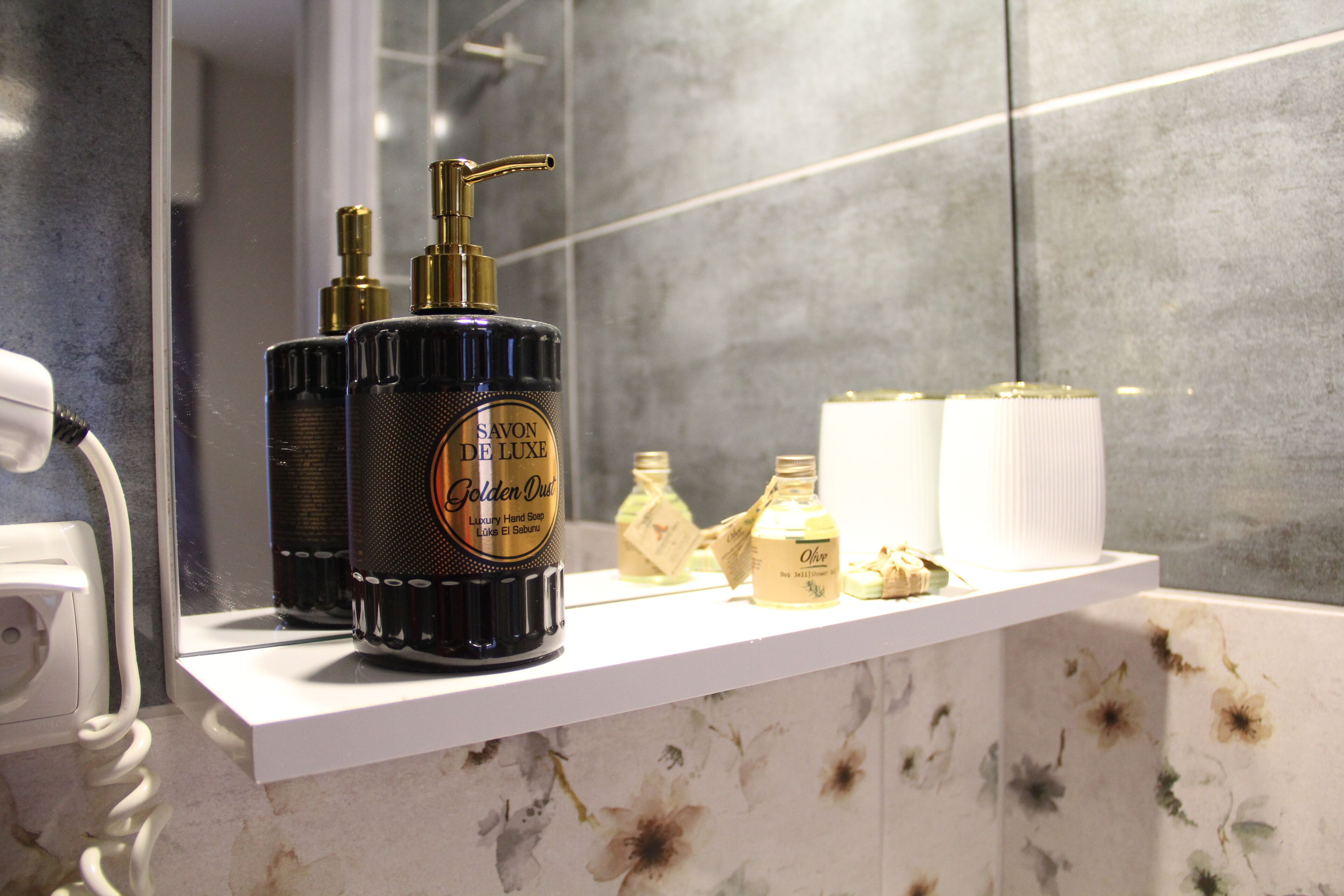 standard double room | bathroom | shower, free toiletries, hair dryer, slippers