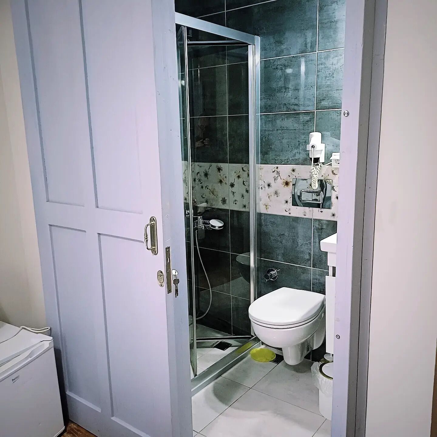 standard double room | bathroom | shower, free toiletries, hair dryer, slippers