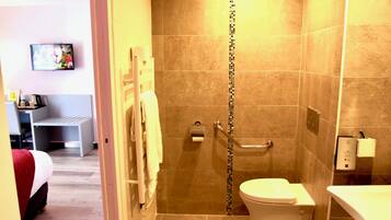 Een douche, een haardroger, zeep, shampoo