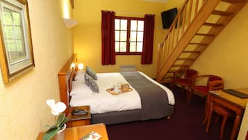 Desk, rollaway beds, free WiFi