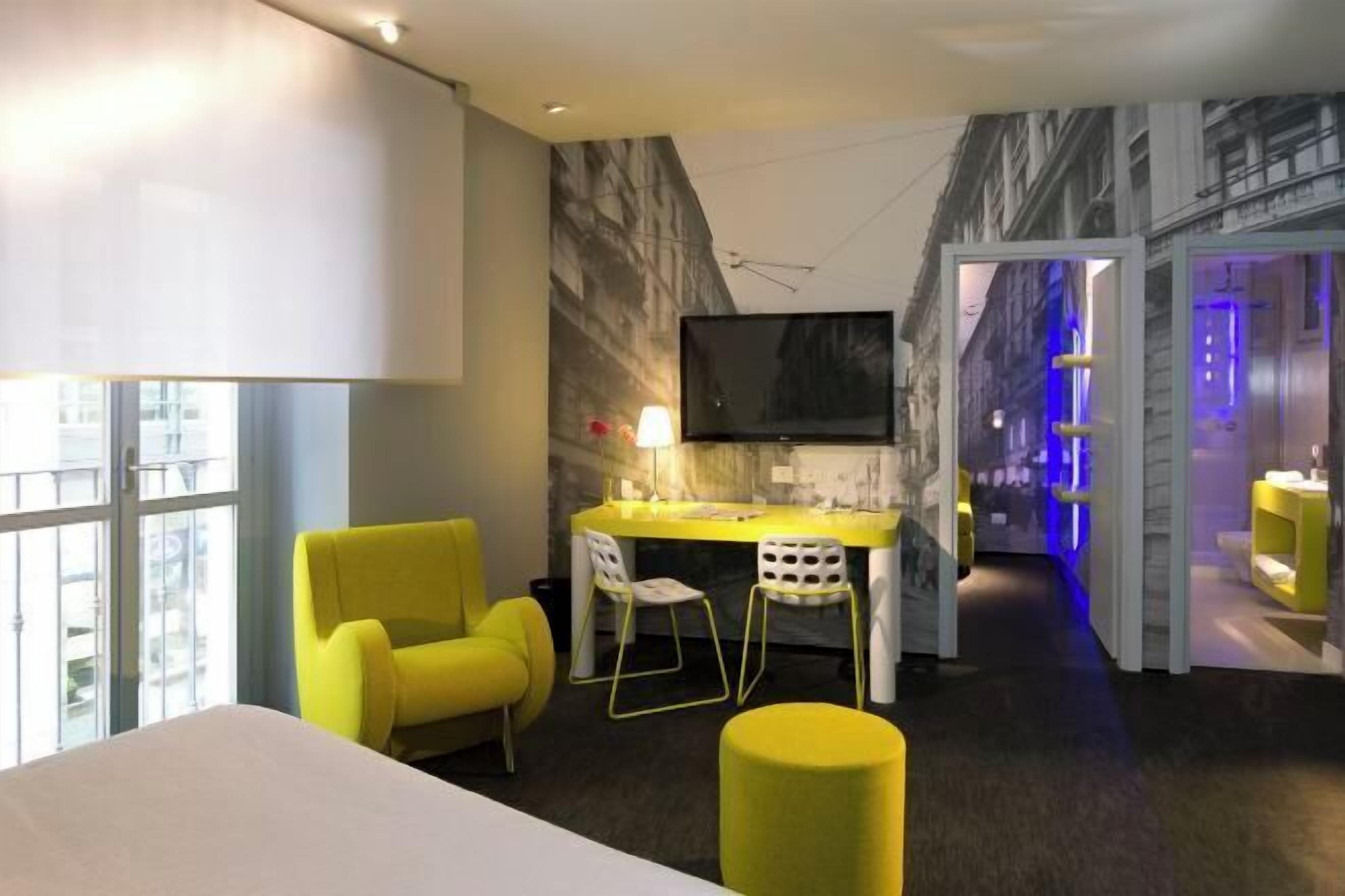 Bộ đồ giường cao cấp, chăn bông, minibar, két bảo mật tại phòng 