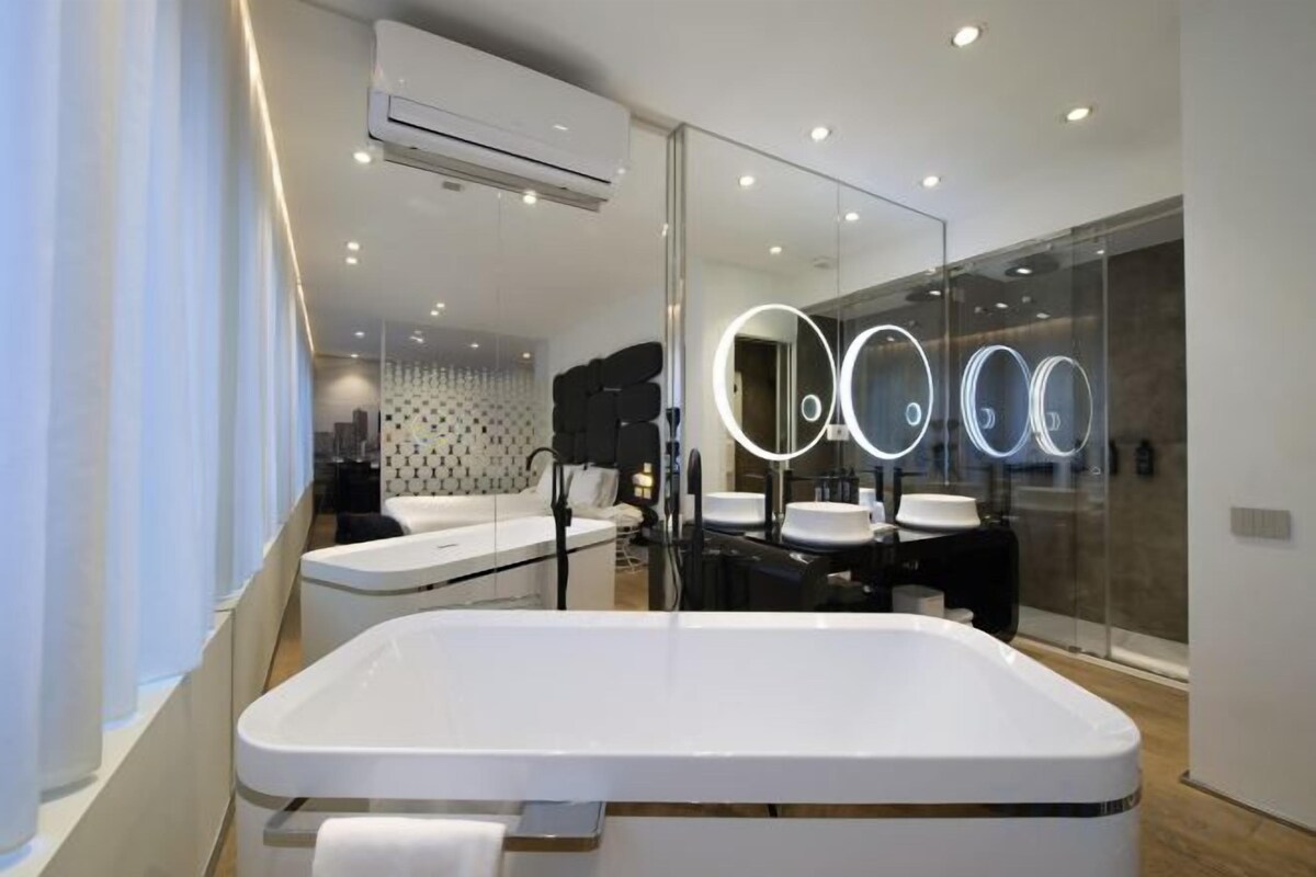 Badkamer | Gratis toiletartikelen, een haardroger, badjassen, pantoffels