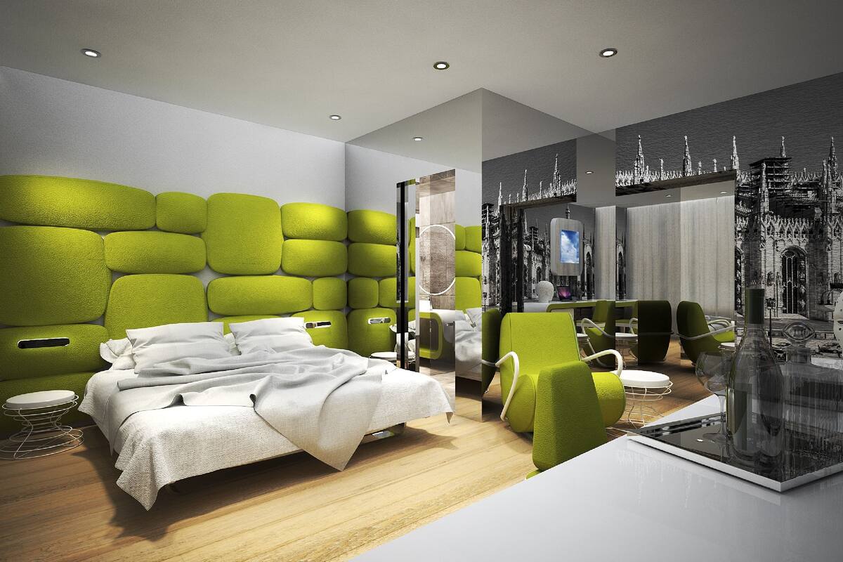 Un dormitorio moderno con cabecera verde, cama con ropa de cama blanca y un ventanal con vista a la ciudad.