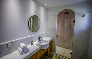 Panorama-suite - 1 kingsize-seng med sovesofa - pejs i værelset - havudsigt | Badeværelse | Bruser, brusehoved med spredningseffekt, designertoiletartikler