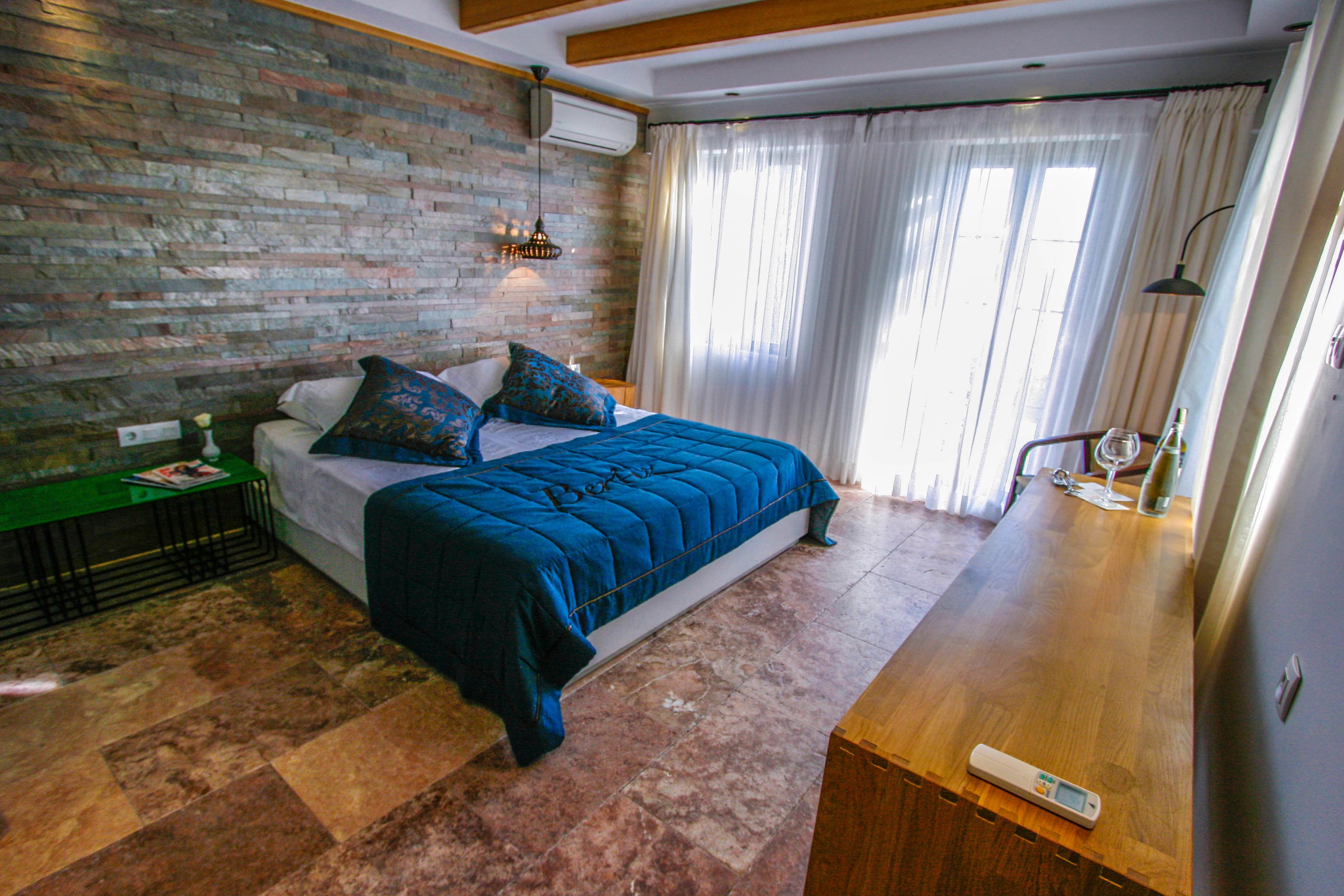 premium bedding, pillow-top beds, minibar, in-room safe