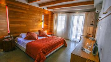 高档床上用品、加厚床垫、迷你吧、客房内保险箱