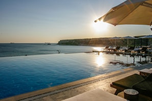 Outdoor pool, open 9:00 AM to 8:00 PM, pool umbrellas, pool loungers - Bertiz Bozcaada Hotel and Restaurant (Bozcaada)