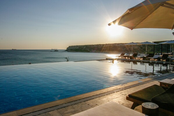 Piscine extérieure, parasols de plage, chaises longues