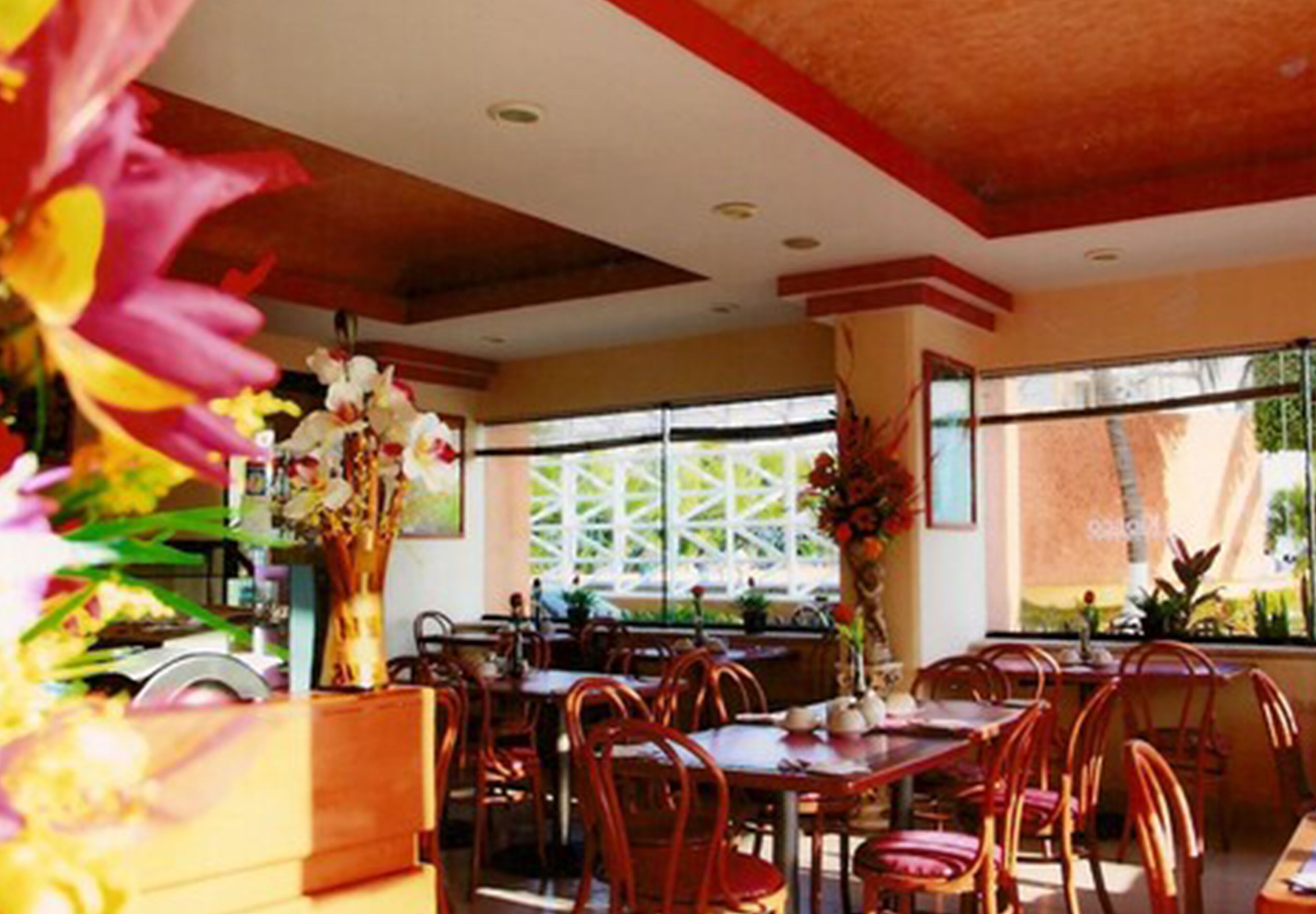 breakfast, lunch and dinner served