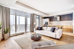 Lägenhet Deluxe - 1 sovrum - tillgänglighetsanpassat - balkong | Vardagsrum | 115-centimeters platt-tv med kabelkanaler och tv