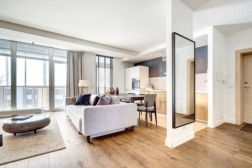 Deluxe-Apartment, 1 Schlafzimmer, barrierefrei, Balkon | Wohnbereich | 115-cm-Flachbildfernseher mit Kabelempfang, Fernseher