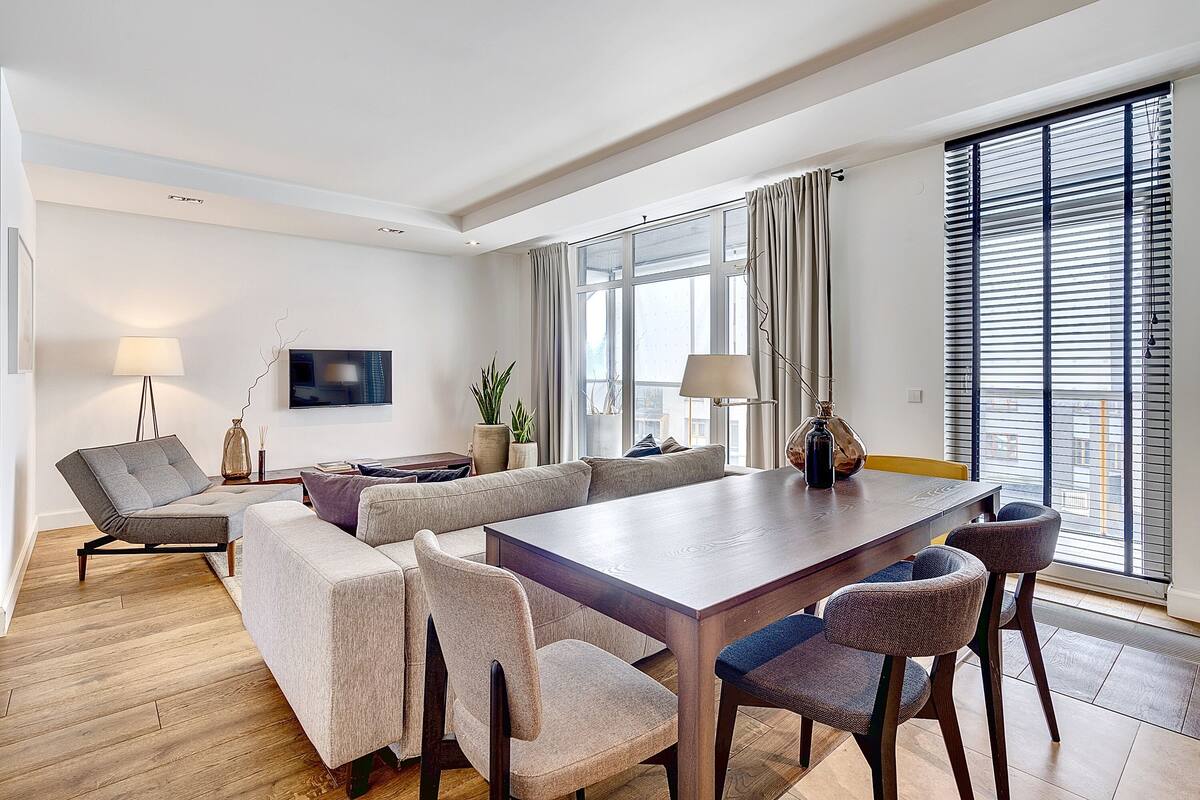 Deluxe Apartment, 1 Bedroom, Accessible, Balcony | In-room dining