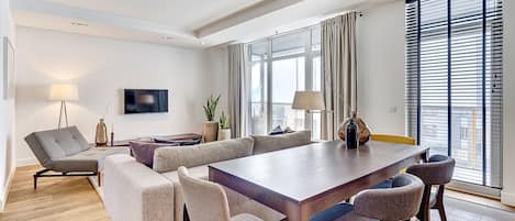 Deluxe appartement, 1 slaapkamer, toegankelijk voor mindervaliden, balkon | Dineren op de kamer