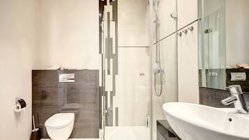 Deluxe Apartment, 1 Bedroom, Accessible, Balcony | Bathroom | Shower, free toiletries, hair dryer, towels