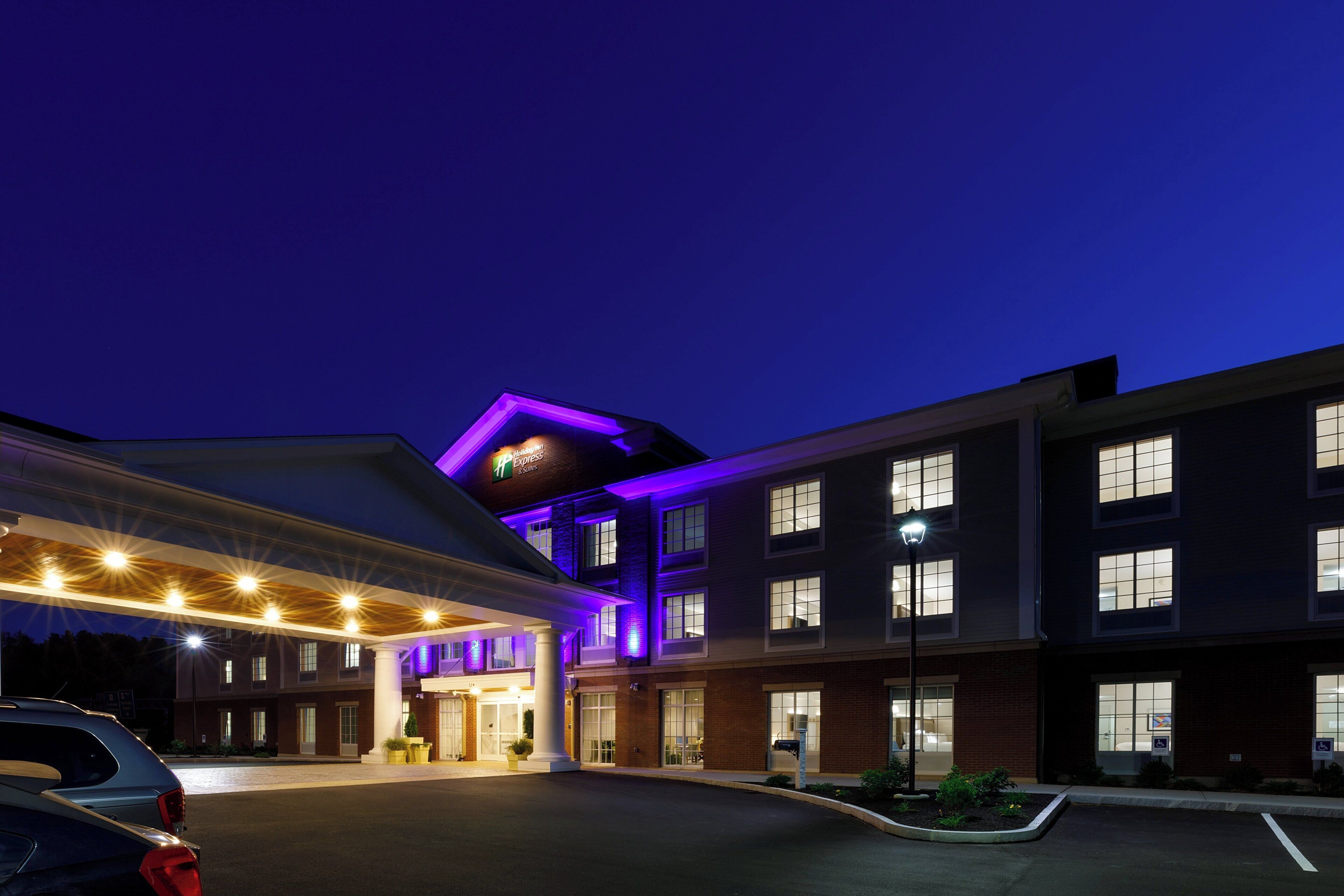 Un hôtel doté d’un toit plat, de nombreuses fenêtres et d’une enseigne indiquant qu’il s’agit d’un Holiday Inn Express & Suites.