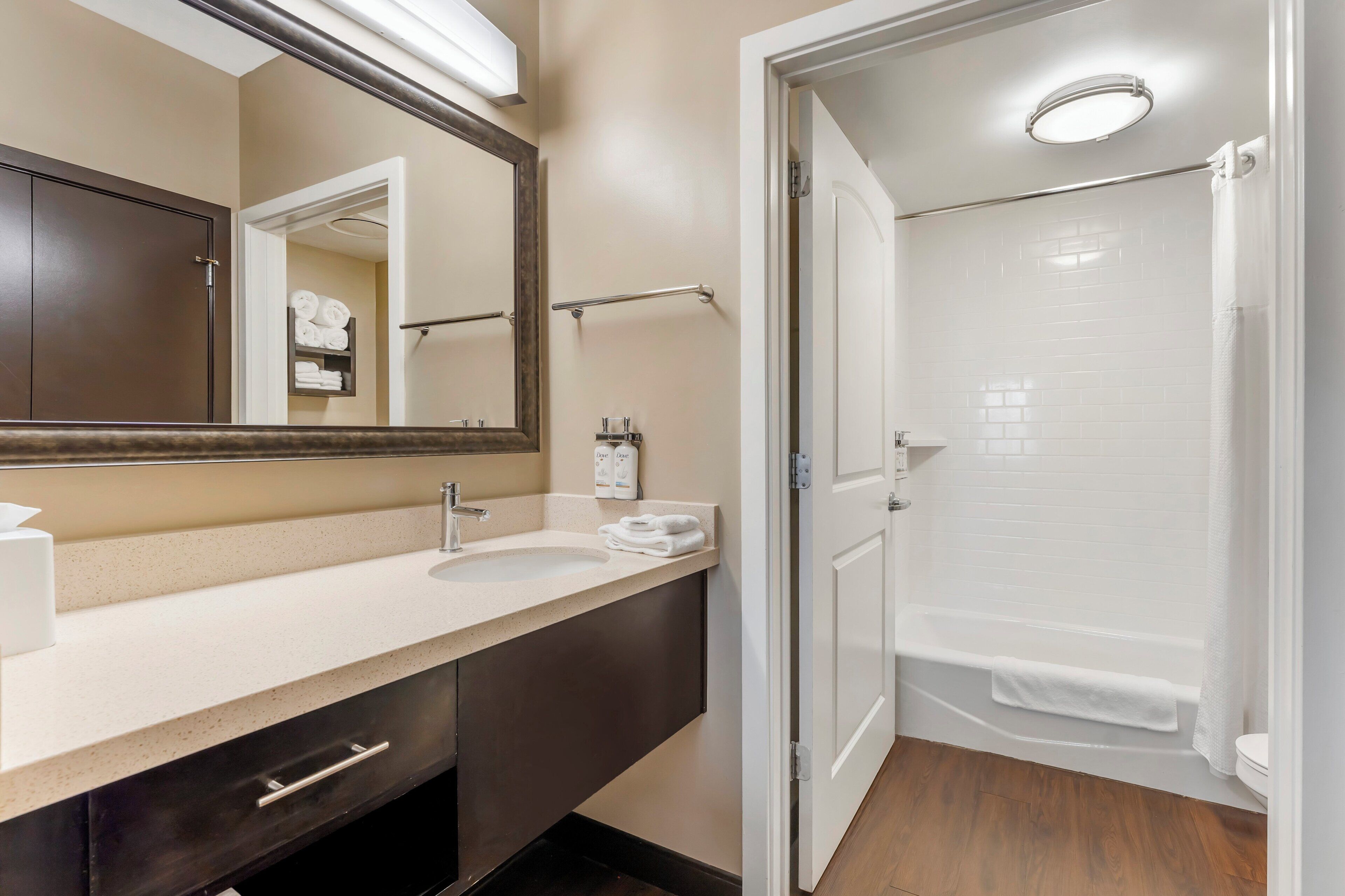 standard room | bathroom | combined shower/bathtub, towels