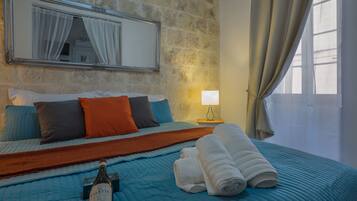 1 habitación, escritorio y tabla de planchar con plancha