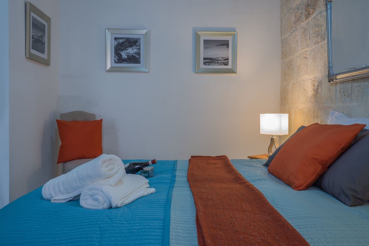 Comfort Apartment, 1 Queen Bed, Partial Sea View | 1 bedroom, desk, iron/ironing board, cribs (free)