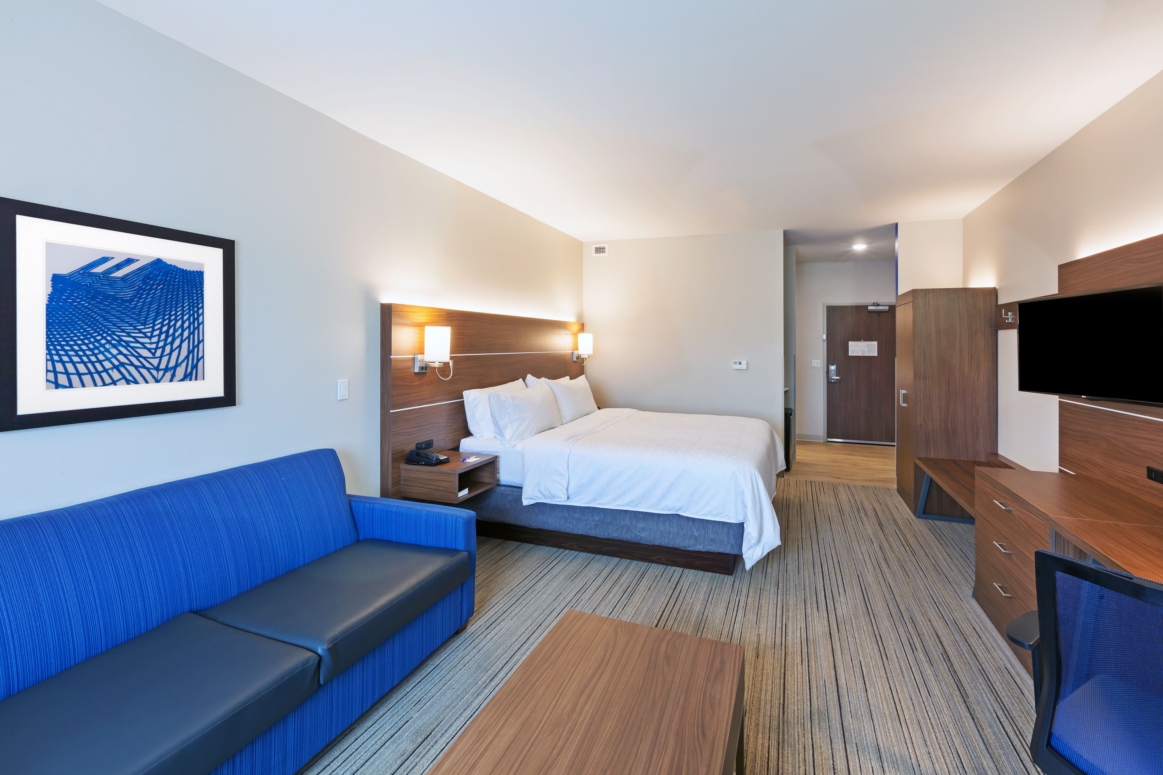 Premium bedding, in-room safe, desk, blackout drapes