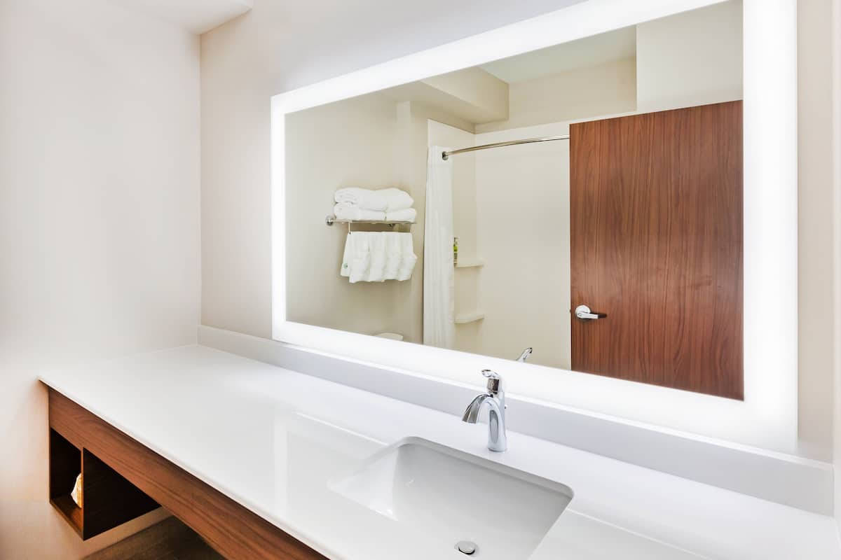 Tina profunda, amenidades de baño gratuitas, secadora de cabello