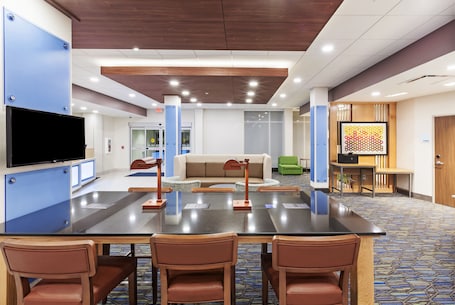 Exterior. Holiday Inn Express & Suites Lenexa - Overland Park Area by IHG