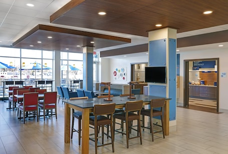 Desayuno bufé gratuito y diario. Holiday Inn Express & Suites Lenexa - Overland Park Area by IHG
