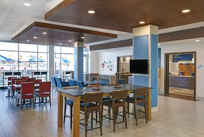 Free daily buffet breakfast - Holiday Inn Express & Suites Lenexa - Overland Park Area by IHG (Lenexa)