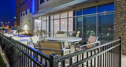 Holiday Inn Express & Suites Lenexa - Overland Park Area by IHG