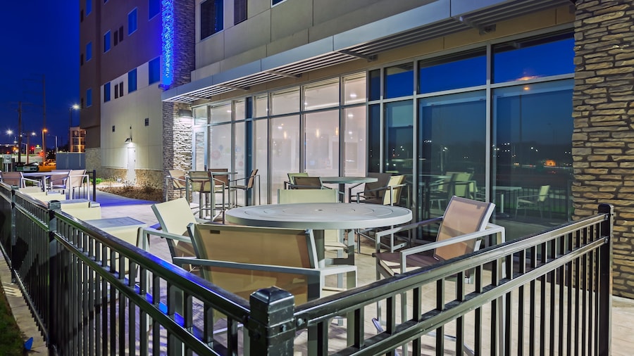 Holiday Inn Express & Suites Lenexa - Overland Park Area by IHG