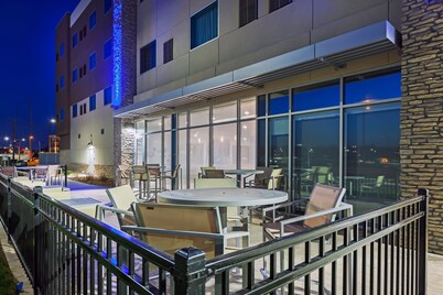 Holiday Inn Express & Suites Lenexa - Overland Park Area by IHG