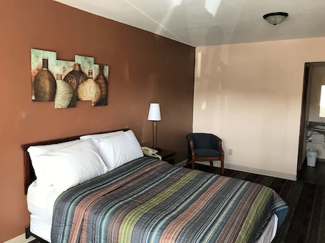Room, 1 Queen Bed | Free WiFi, bed sheets. Town Motel