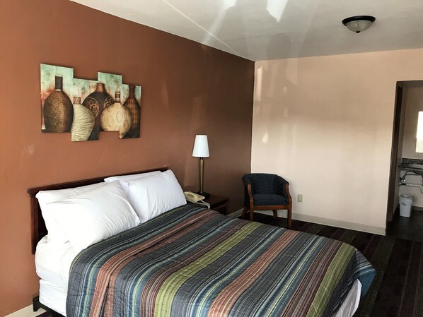 Room, 1 Queen Bed | Free WiFi, bed sheets - Town Motel (Oshkosh)