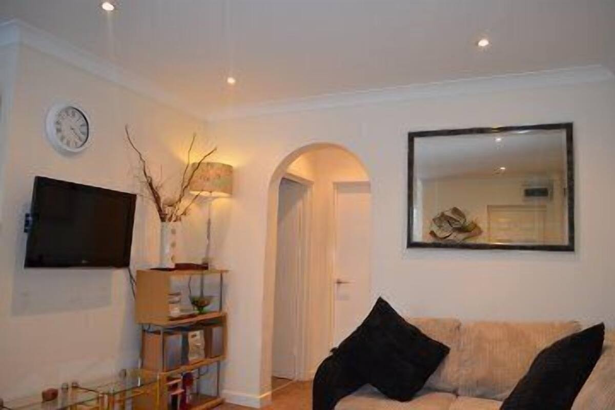 Apartamento, 2 habitaciones (Rose, basement apartment) | Sala de estar | Una televisión de pantalla plana